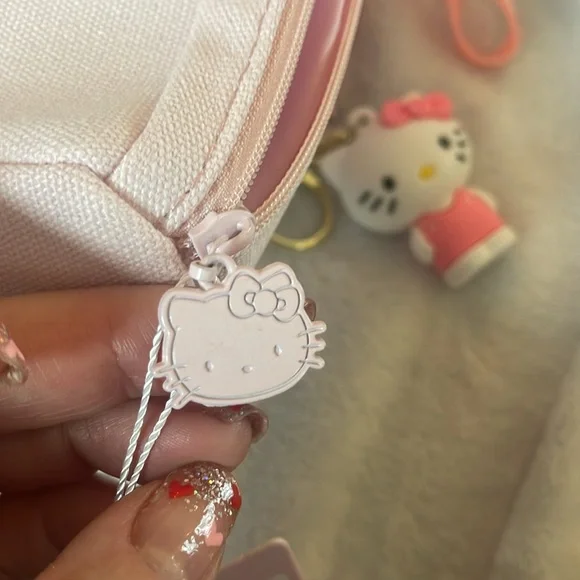 NWT’s Sanrio Hello Kitty Pink Bow Cosmetic Pouch with Pom Charm Keychain - Picture 6 of 9
